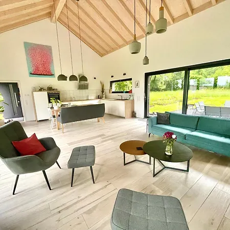 Waeller Haus - Modern With Fireplace & Large Natural Garden Vila