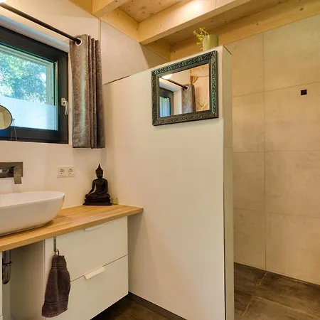 Waeller Haus - Modern With Fireplace & Large Natural Garden