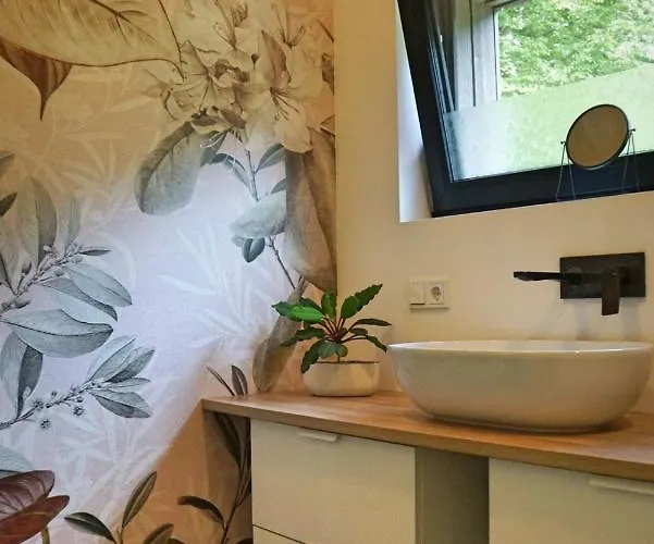 Waeller Haus - Modern With Fireplace & Large Natural Garden