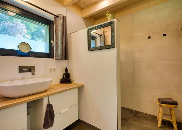 Waeller Haus - Modern With Fireplace & Large Natural Garden